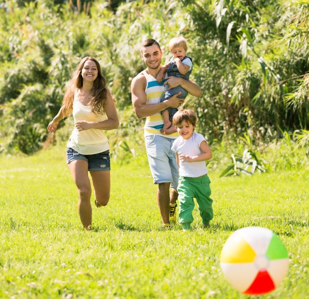 Família brincando no parque